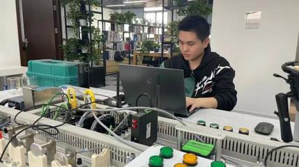 連摘三金！長(zhǎng)寧代表隊(duì)在上海市第一屆職業(yè)技能大賽網(wǎng)絡(luò)技術(shù)開發(fā)項(xiàng)目中表現(xiàn)搶眼